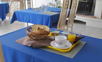 Le petit déjeuner à l'Auberge** Les Charmilles à Saint Soulle proche de la Rochelle en Charente Maritime