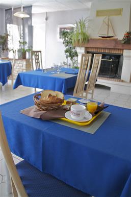 Le petit déjeuner à l'Auberge** Les Charmilles à Saint Soulle proche de la Rochelle en Charente Maritime